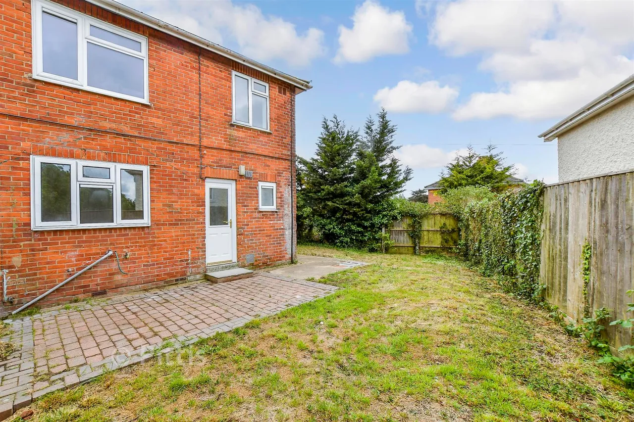 School Lane, Newport, PO30, photo 2