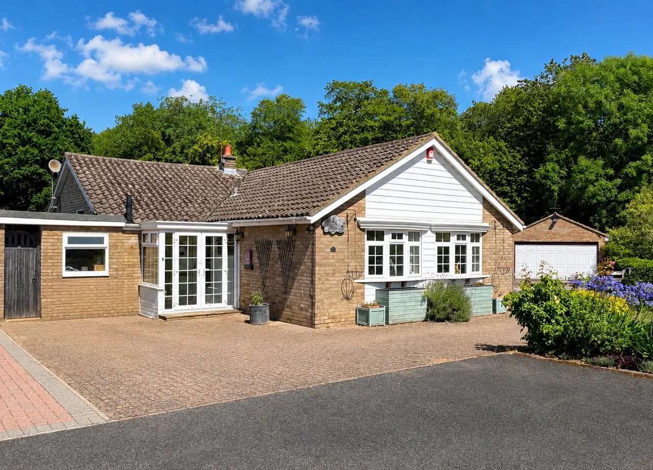 3 bed house for sale, Raffin Park, Datchworth, SG3