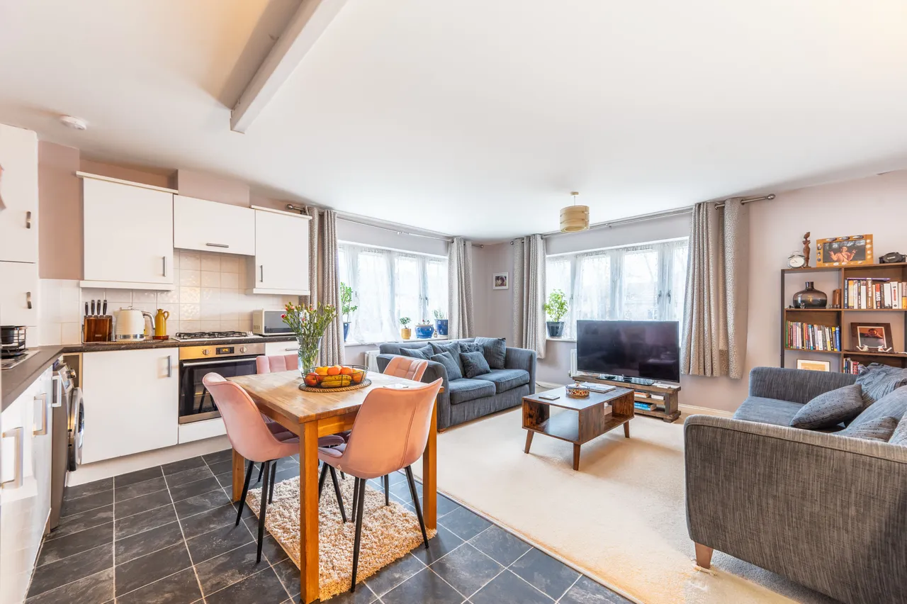 2 bed flat for sale — 16 King George Crescent, Wembley