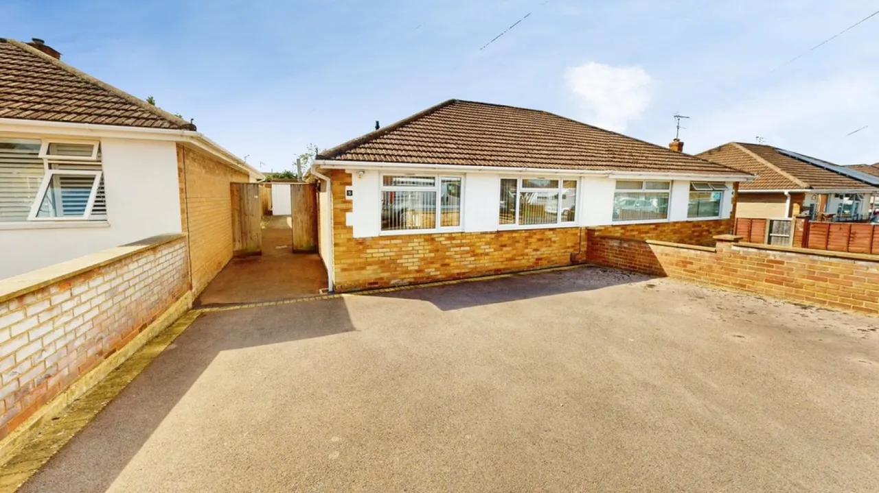 2 bed house for sale — St Davids Close, Warden Hill