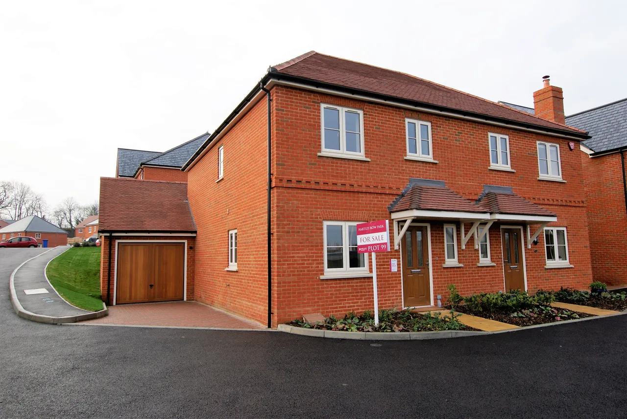 3 bed house for sale — Silver Court, Hartley Wintney, RG27 8FJ