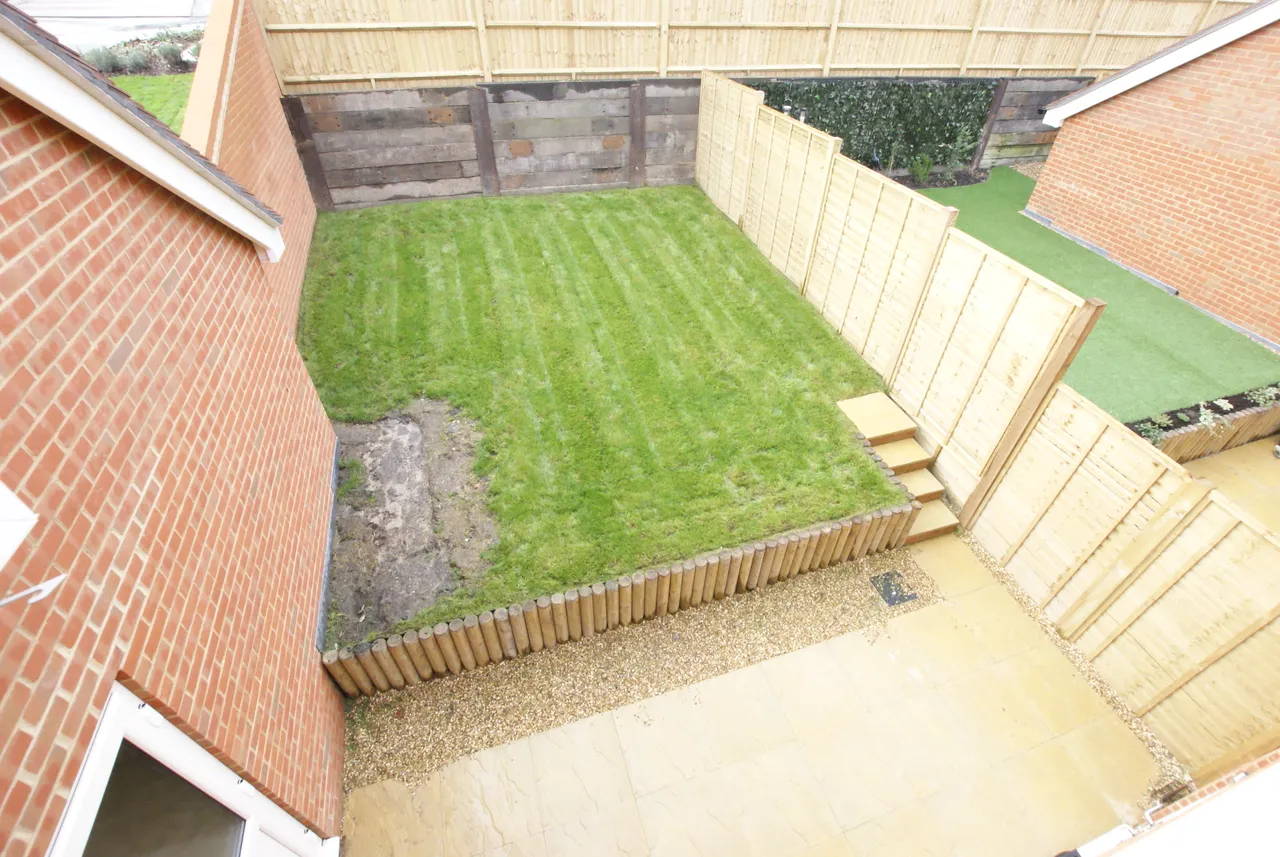 Silver Court, Hartley Wintney, RG27 8FJ, photo 5