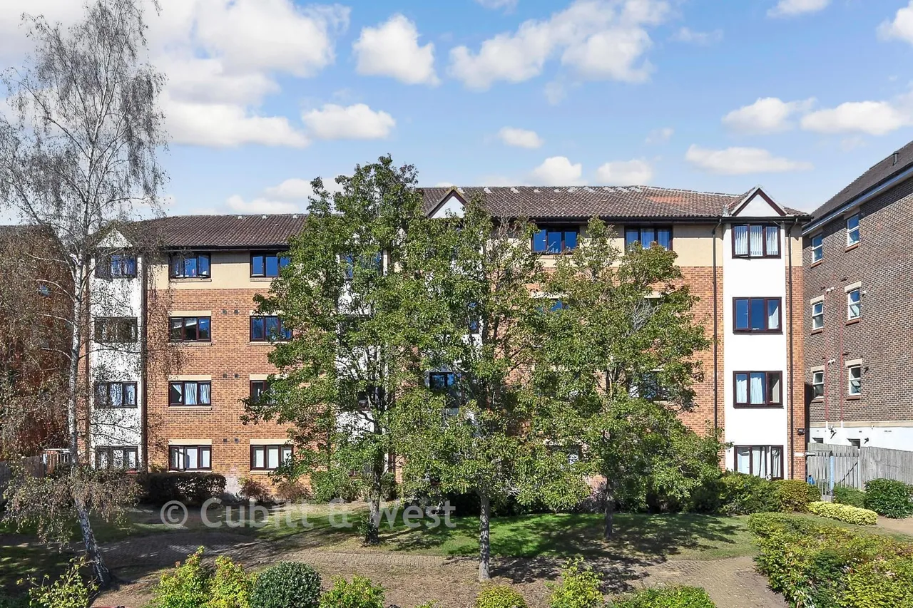 1 bed flat for sale, Station Road, Redhill, RH1