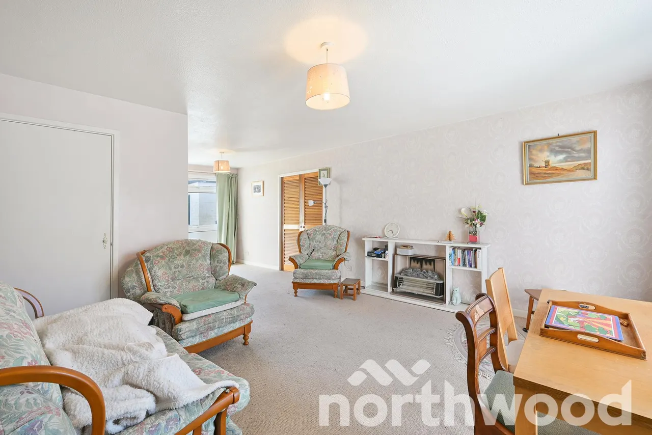 Kelvin Close, West Ewell, KT19, photo 2