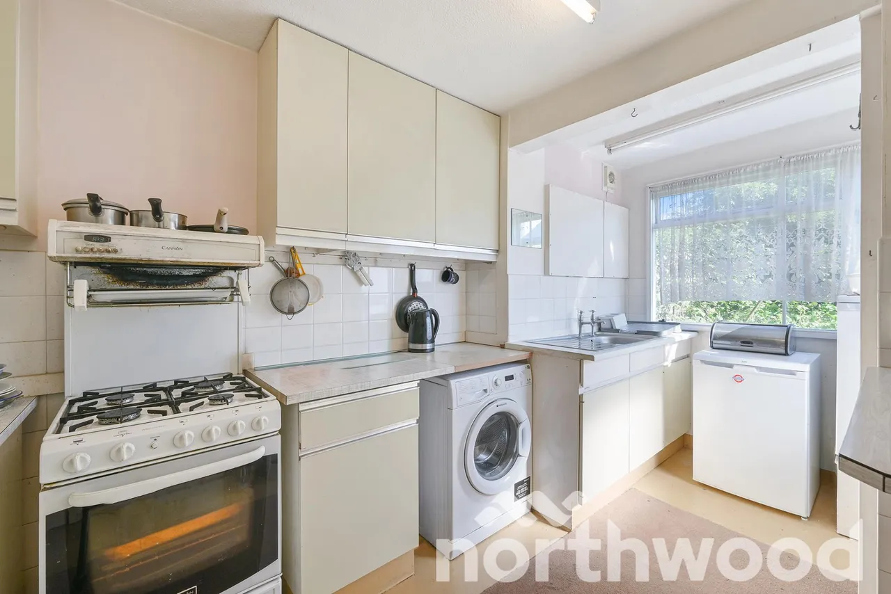 Kelvin Close, West Ewell, KT19, photo 9
