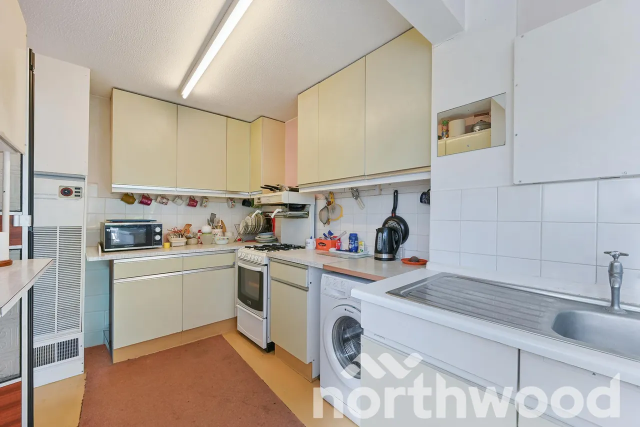 Kelvin Close, West Ewell, KT19, photo 10