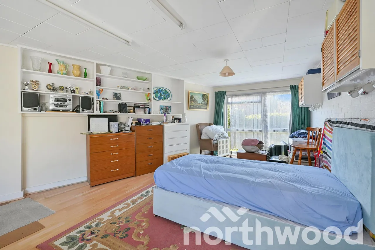 Kelvin Close, West Ewell, KT19, photo 4