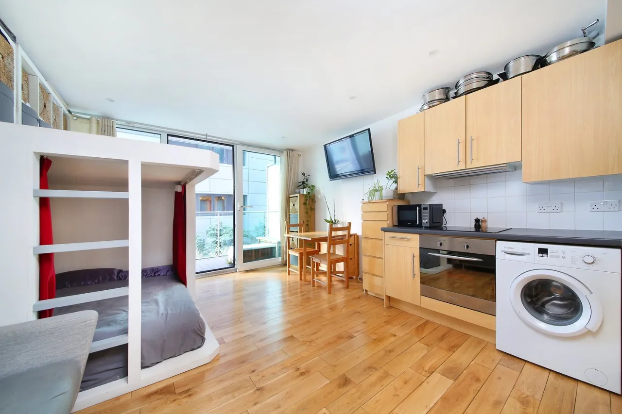 Queenstown Road, London, SW11, photo 2