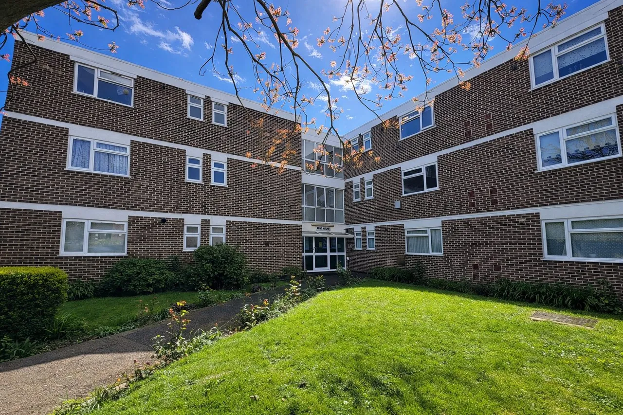Stratton Close, Edgware, HA8, photo 3