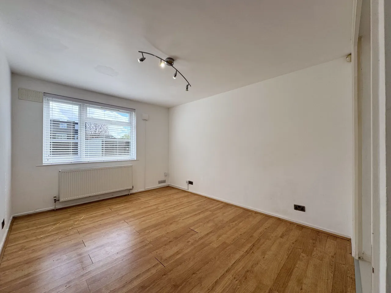 Stratton Close, Edgware, HA8, photo 2