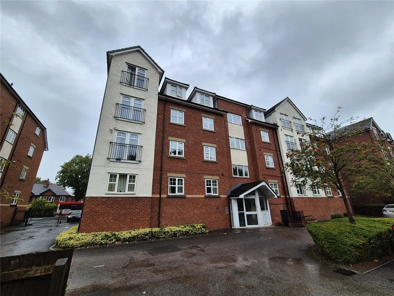 2 bed flat for sale, Wilderspool Causeway, Warrington, WA4