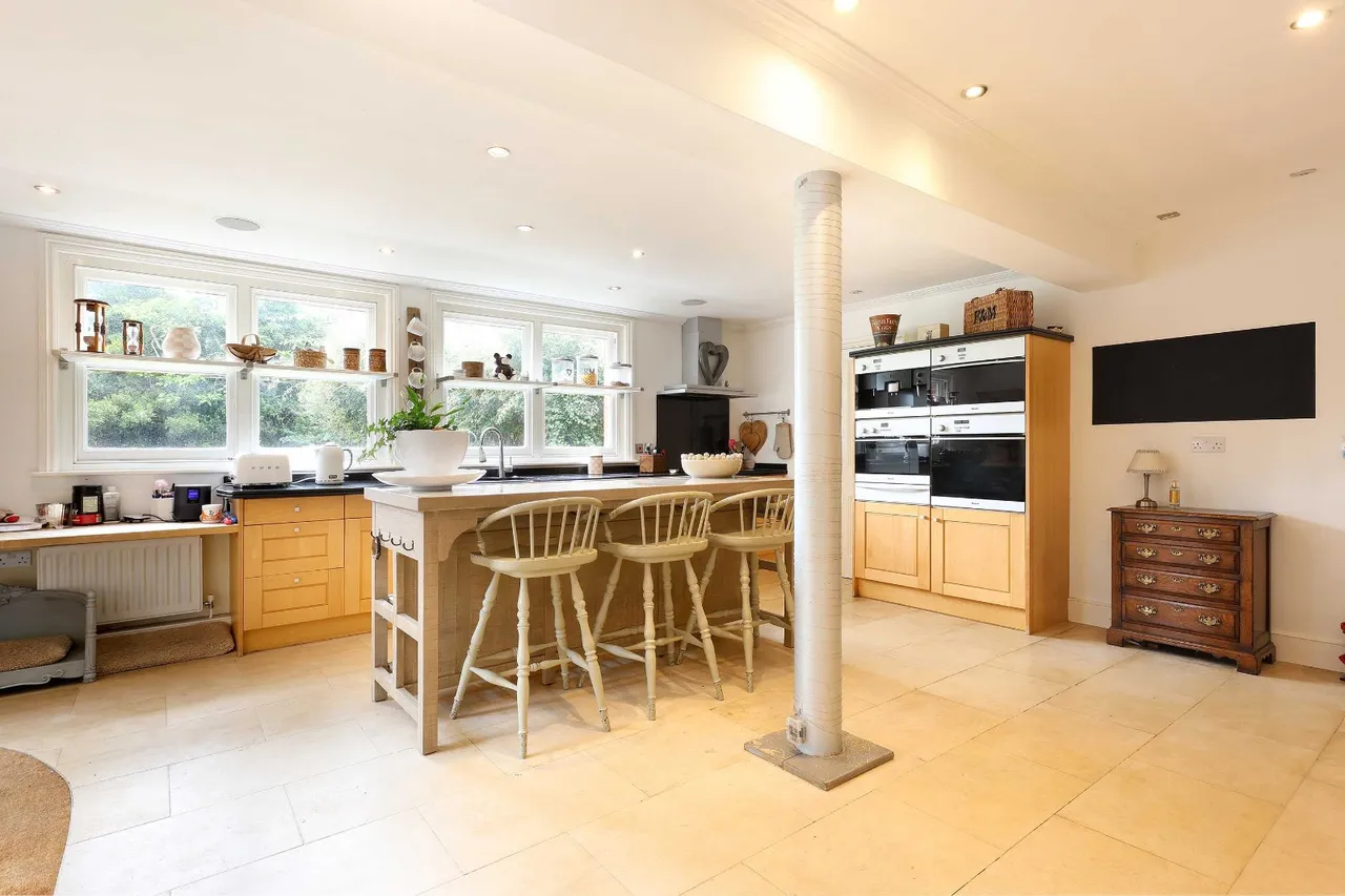 Aylesbury End, Beaconsfield, HP9, photo 3