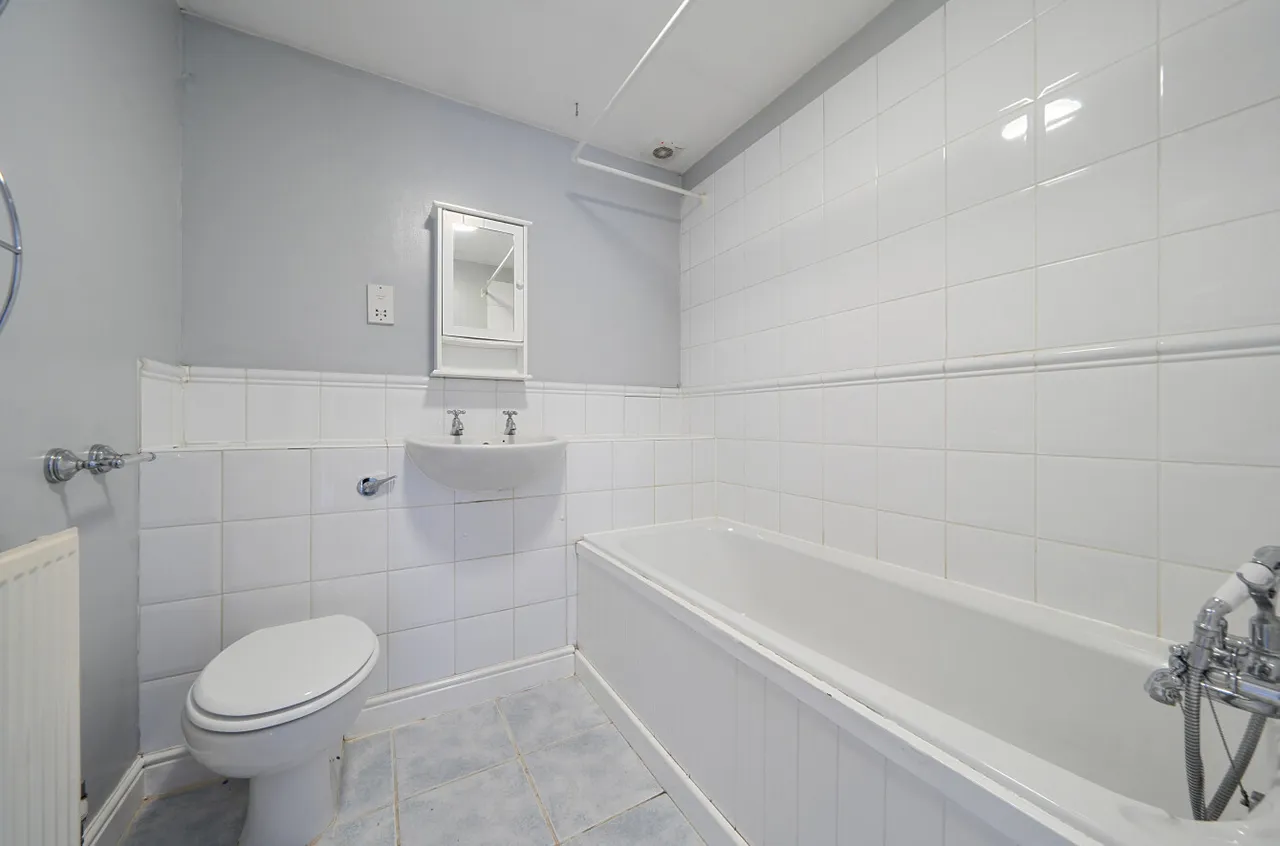 Royal Huts Avenue, Hindhead, GU26, photo 17