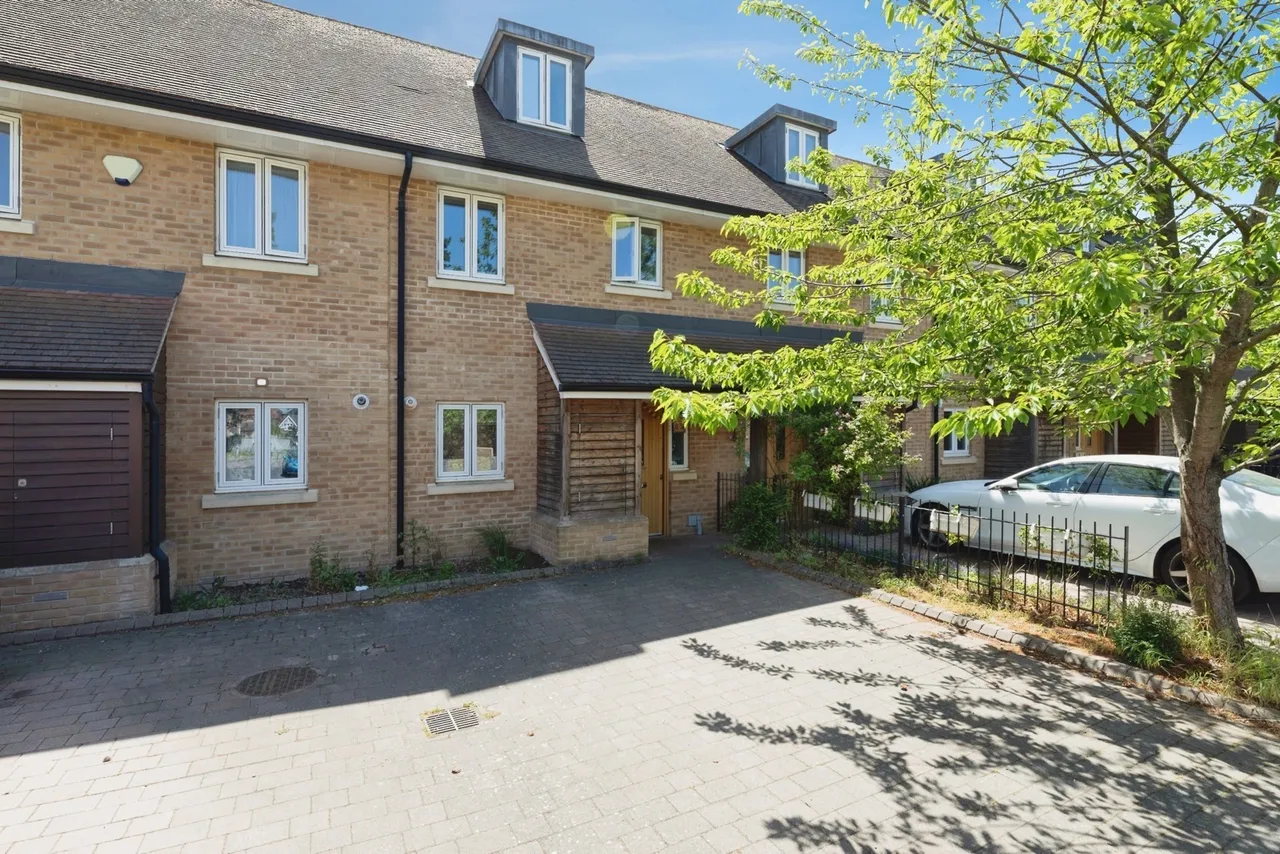 3 bed house for sale — New Mossford Way, ILFORD, Essex, IG6