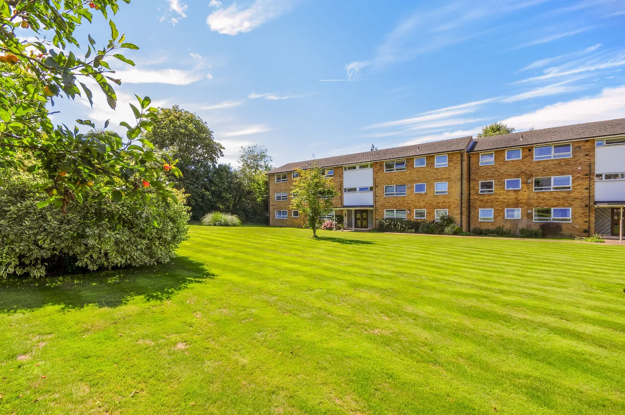3 bed flat for sale — 22 The Shimmings, Boxgrove Road, Guildford