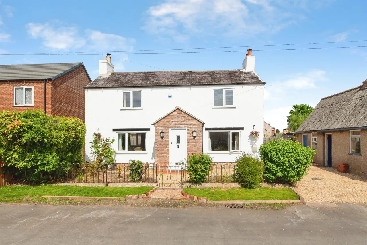 3 bed character property for sale — Middle Road, Whaplode, Spalding