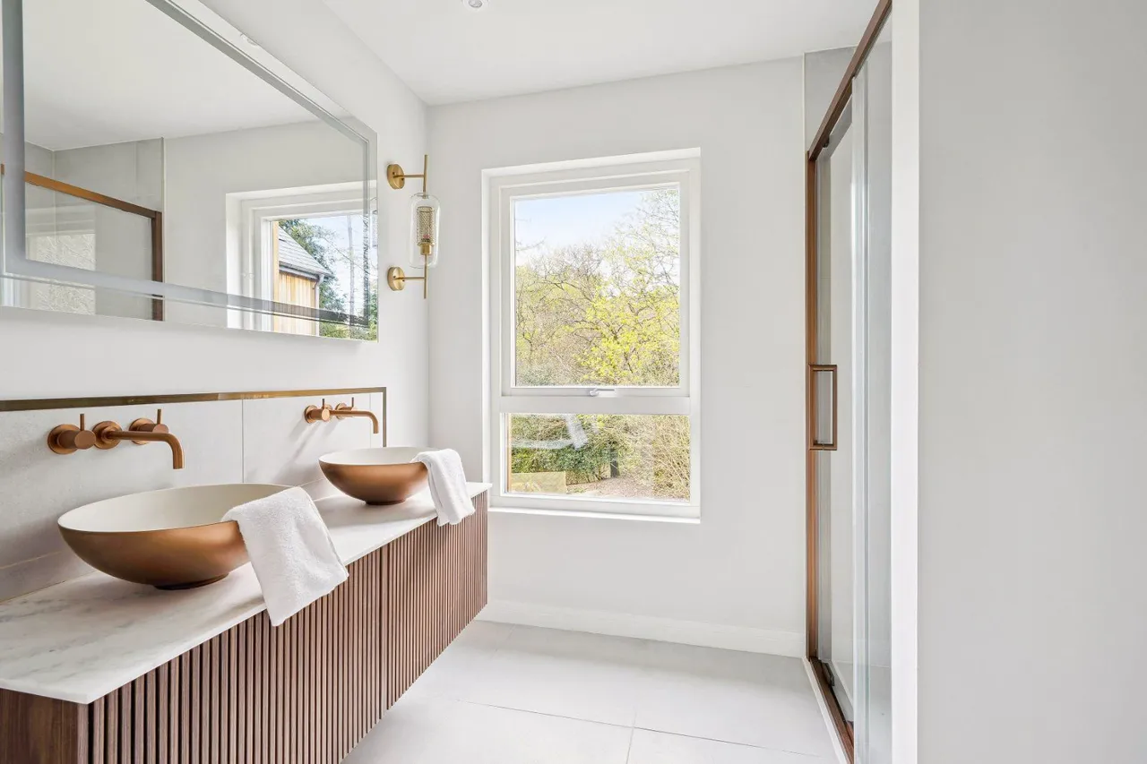 Whitmore Vale Road, Hindhead, Surrey, GU26 6JA, photo 11
