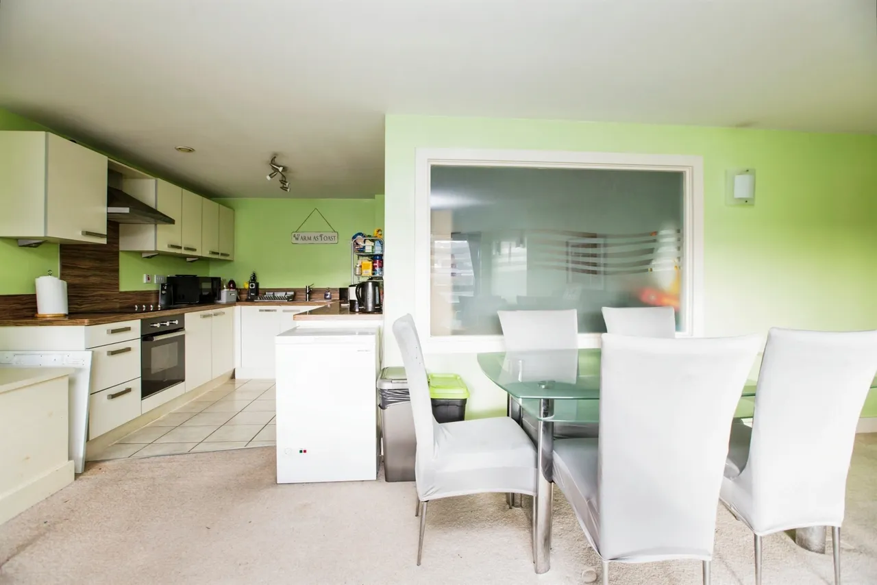 2 bed flat for sale, Dewsbury Road, Elland, HX5