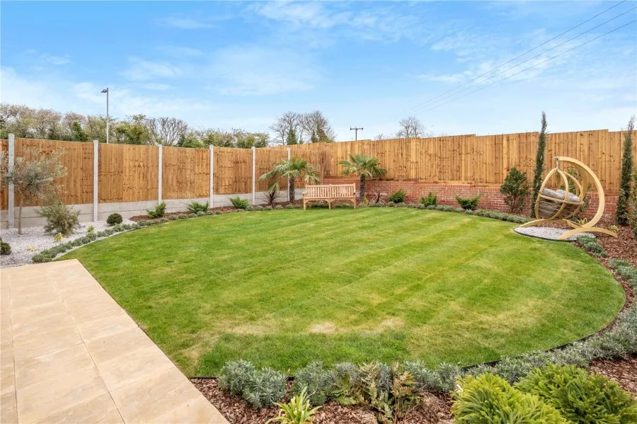 with 3 bedrooms in Radwinter Road, Saffron Walden, CB10, photo 15