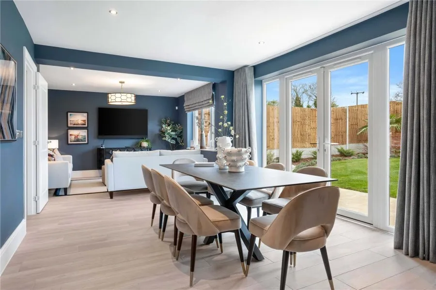 with 3 bedrooms in Radwinter Road, Saffron Walden, CB10, photo 3