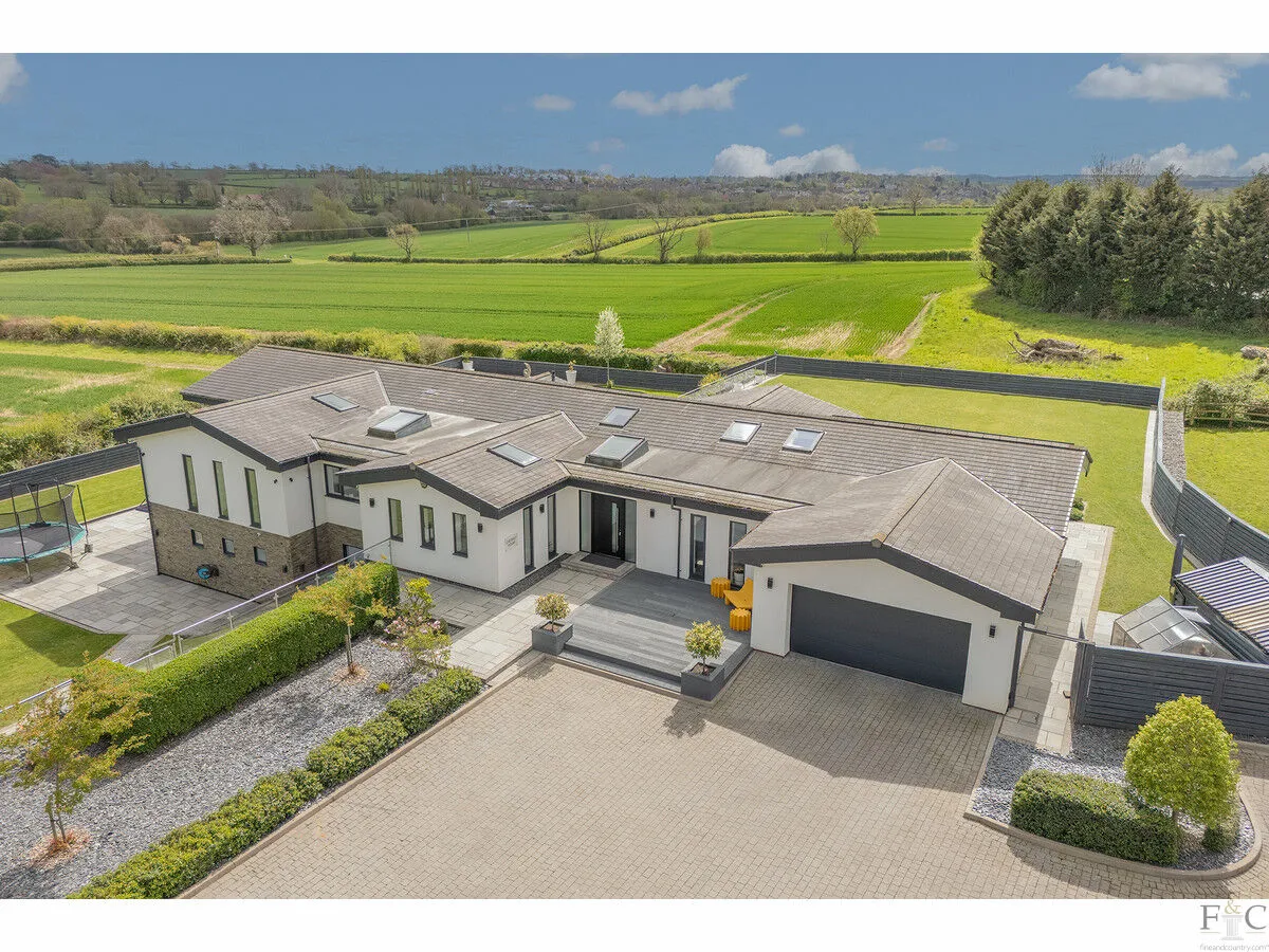 6 bed house for sale, Chestnut Drive, Stretton Hall, LE2