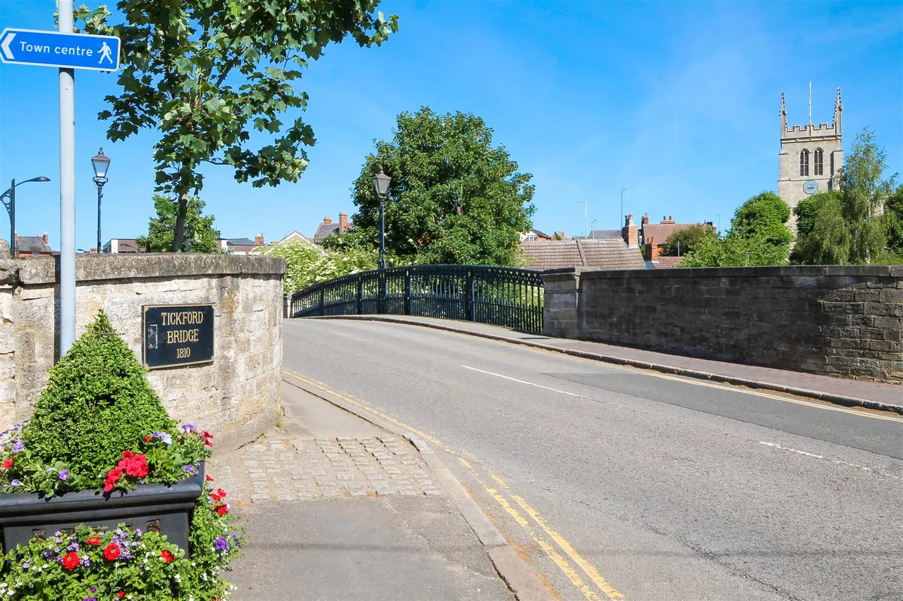 Green Farm Road, Newport Pagnell, photo 13