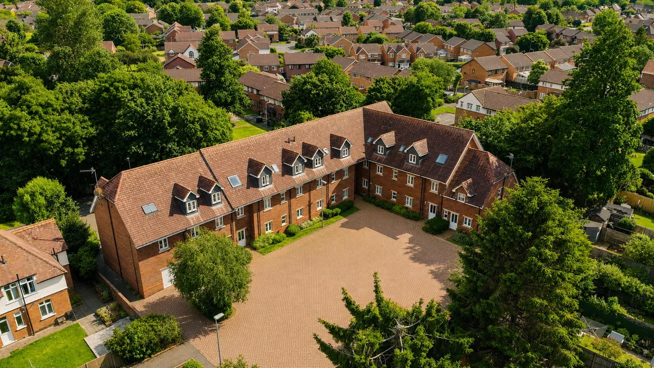 2 bed flat for sale, Green Farm Road, Newport Pagnell