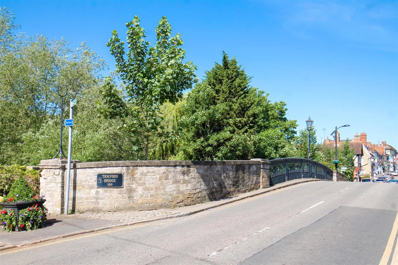Green Farm Road, Newport Pagnell, photo 16