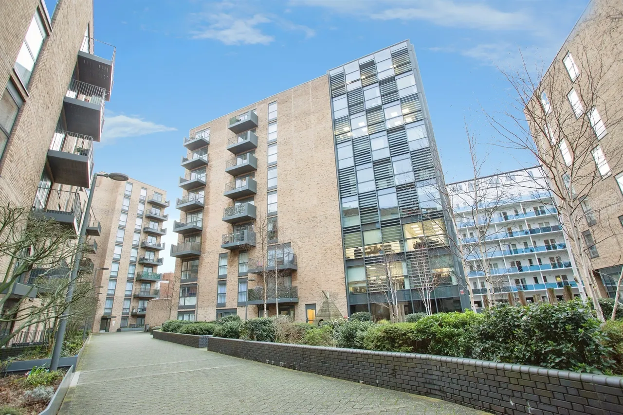 1 bed flat for sale — Lyon Road, Harrow