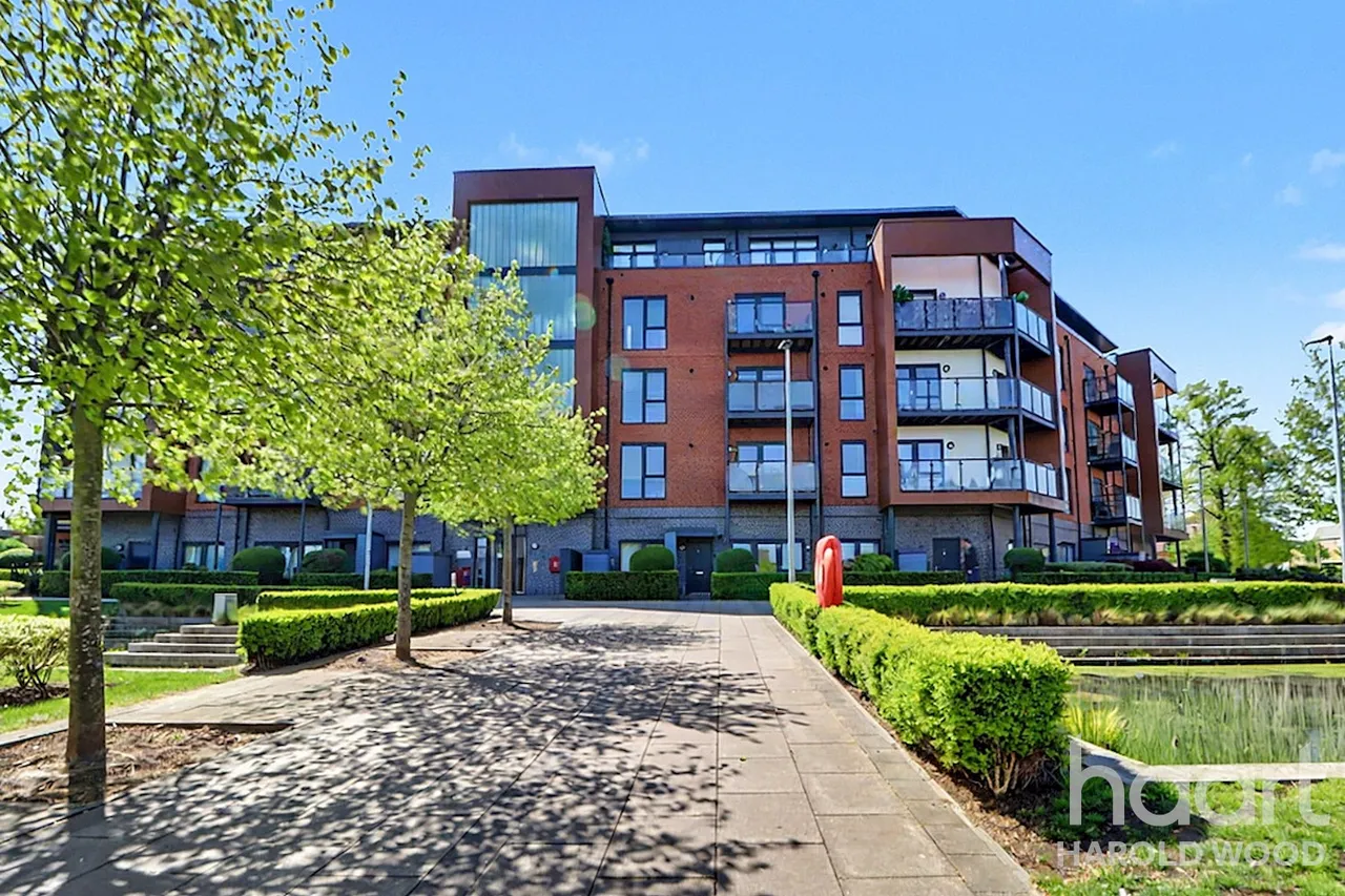 3 bed flat for sale, Gubbins Lane, Harold Wood, RM3