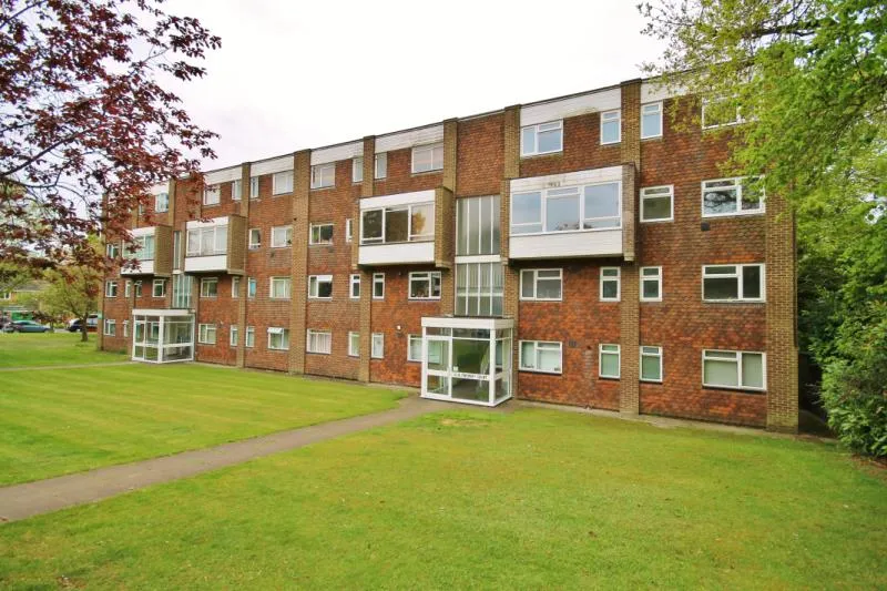 2 bed flat to rent, Fircroft Court, Woking, GU22