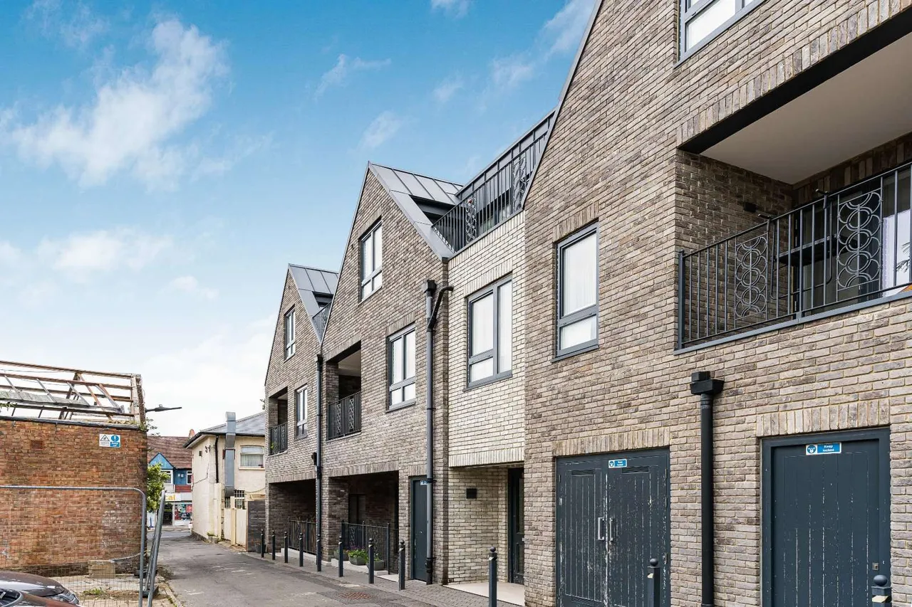 Factory Yard, London, W7 3FL, photo 2