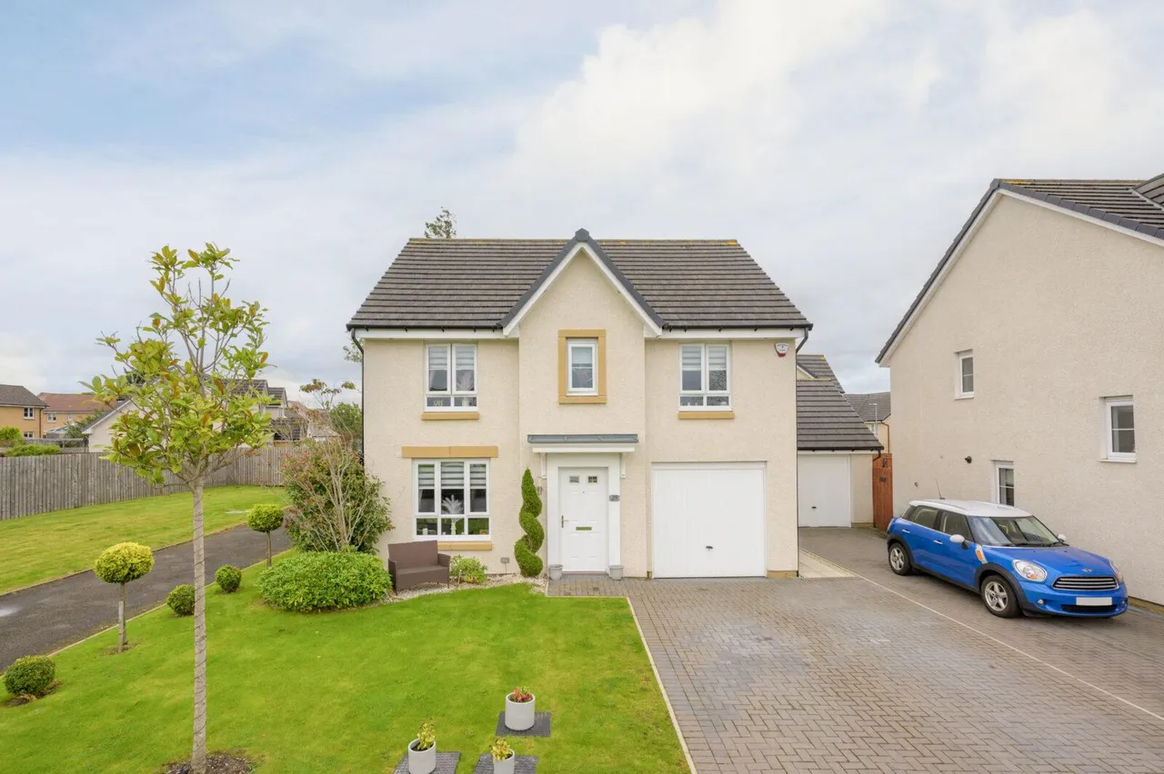 4 bed house for sale — Honeysuckle Drive, Cumbernauld, G68 9GF