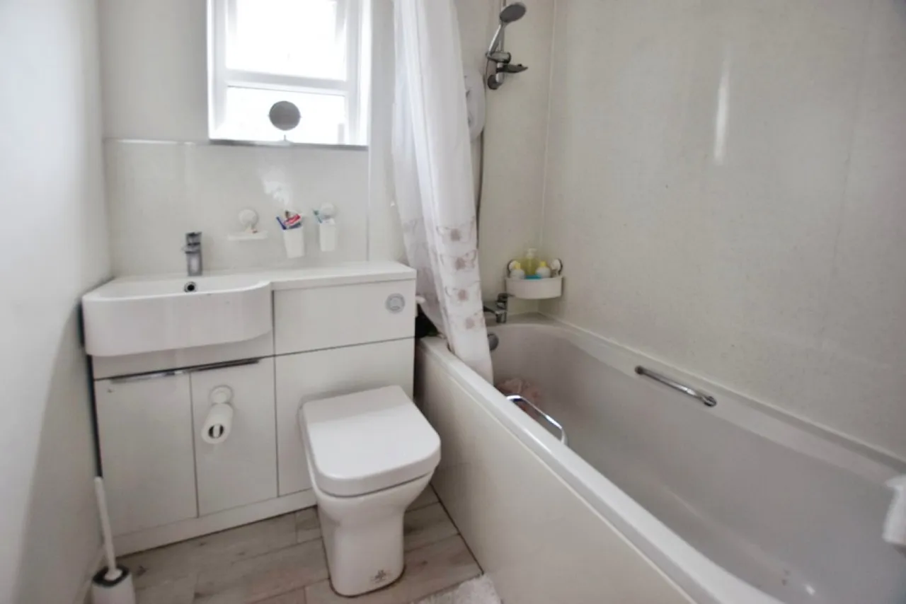 Bishop Westall Road, Exeter, Devon, photo 9