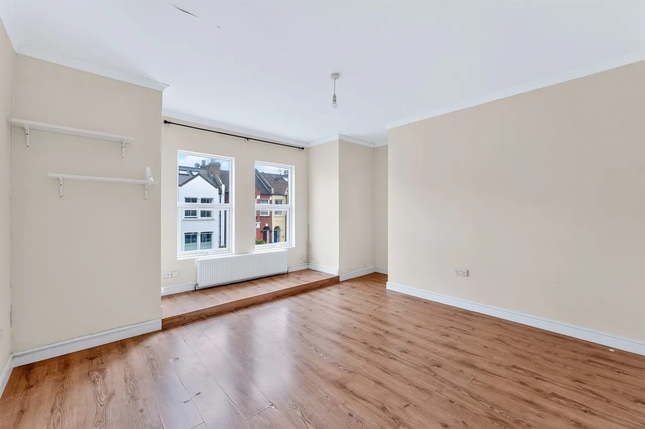 2 bed flat for sale — Replingham Road, London