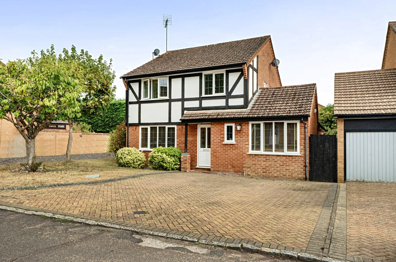 4 bed house for sale — Pinecroft Road, Wokingham, Berkshire, RG41 4AL