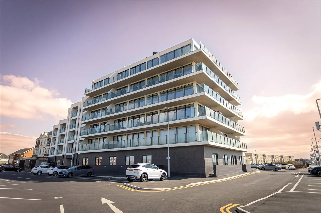 2 bed flat for sale, New South Promenade, Blackpool, FY4