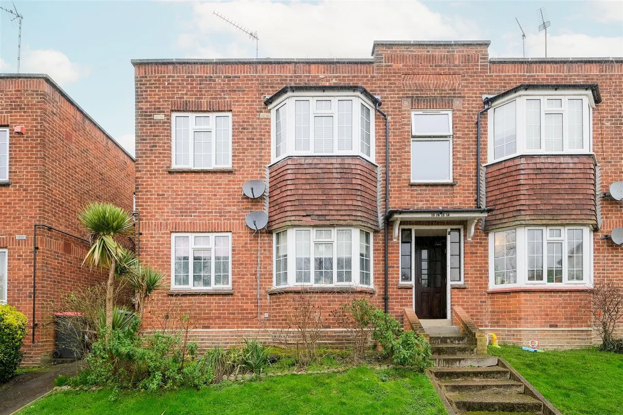 2 bed flat to rent, High Road, Loughton, IG10