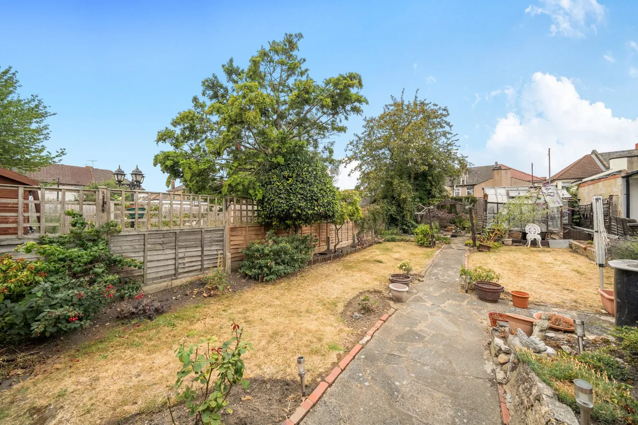 Page Crescent, DA8, photo 16