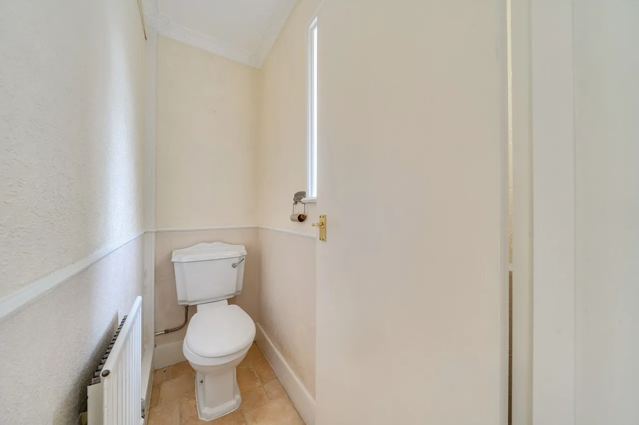 Page Crescent, DA8, photo 15