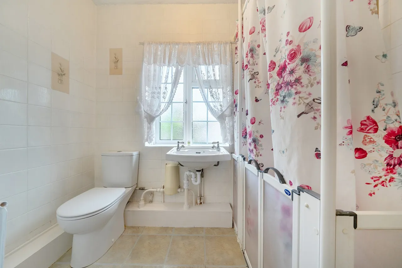Page Crescent, DA8, photo 9