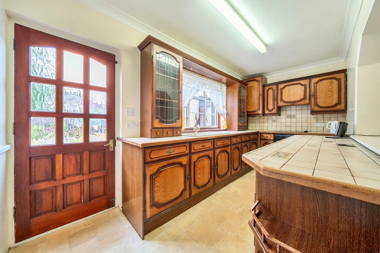 Page Crescent, DA8, photo 4