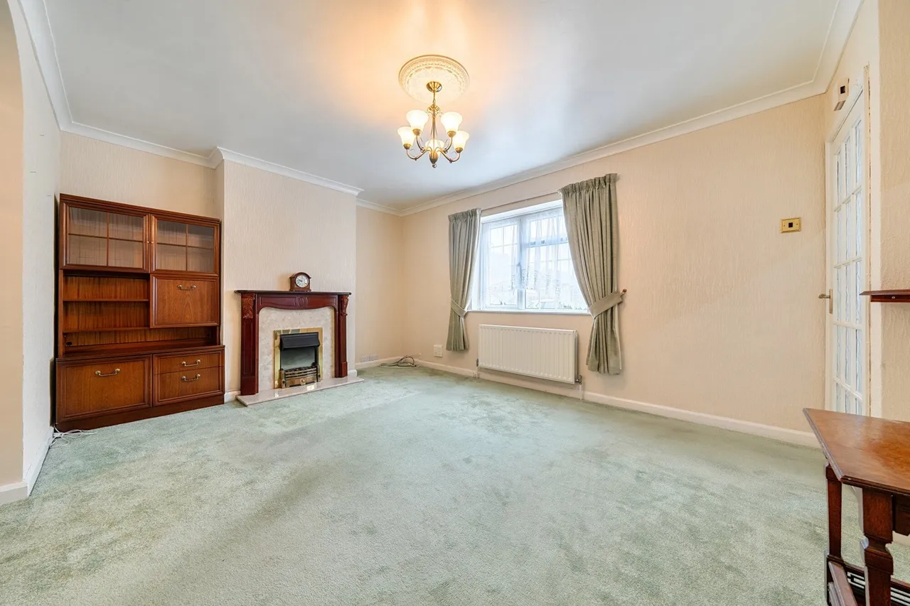 Page Crescent, DA8, photo 2