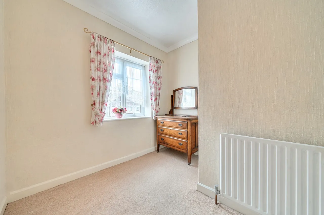 Page Crescent, DA8, photo 8