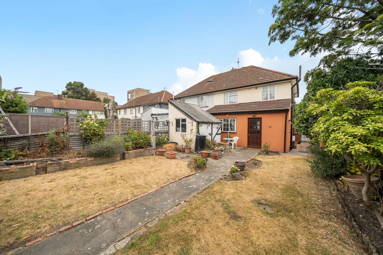 Page Crescent, DA8, photo 10