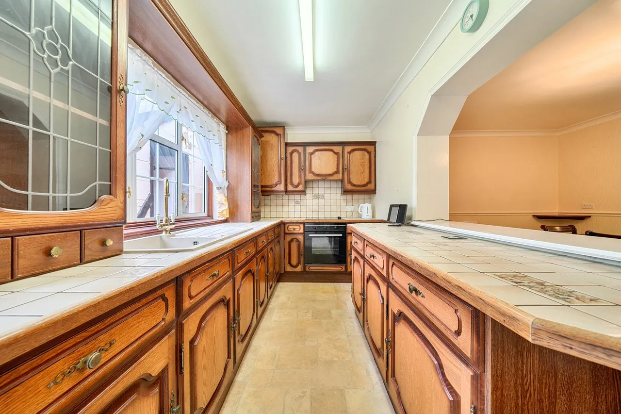 Page Crescent, DA8, photo 20