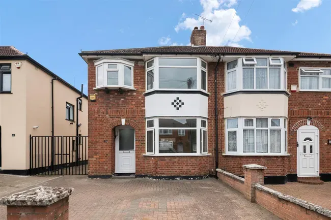 3 bed house for sale — Sedgwick Avenue, Hillingdon
