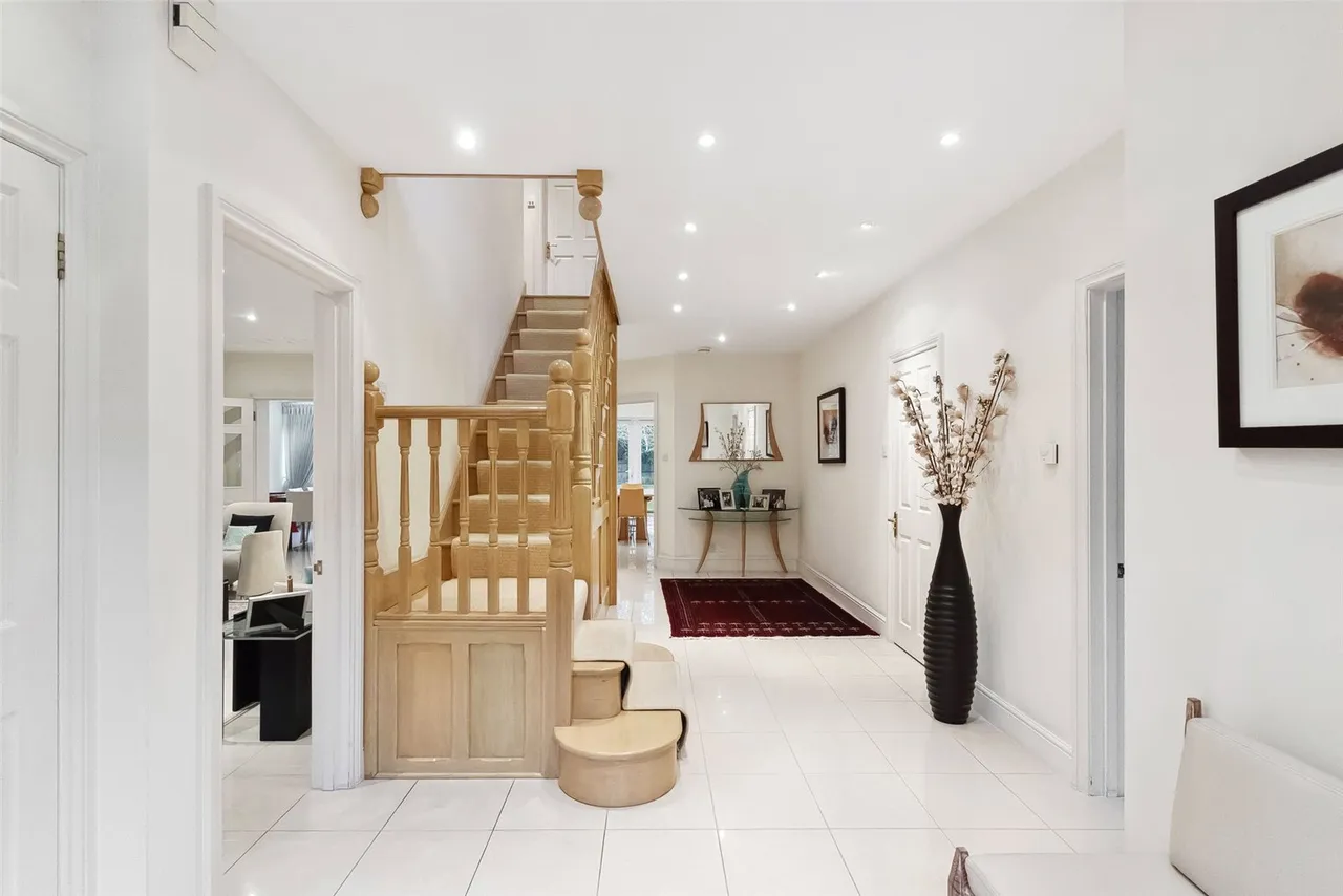 Old Farm Road, Hampton, TW12 3RL, photo 4