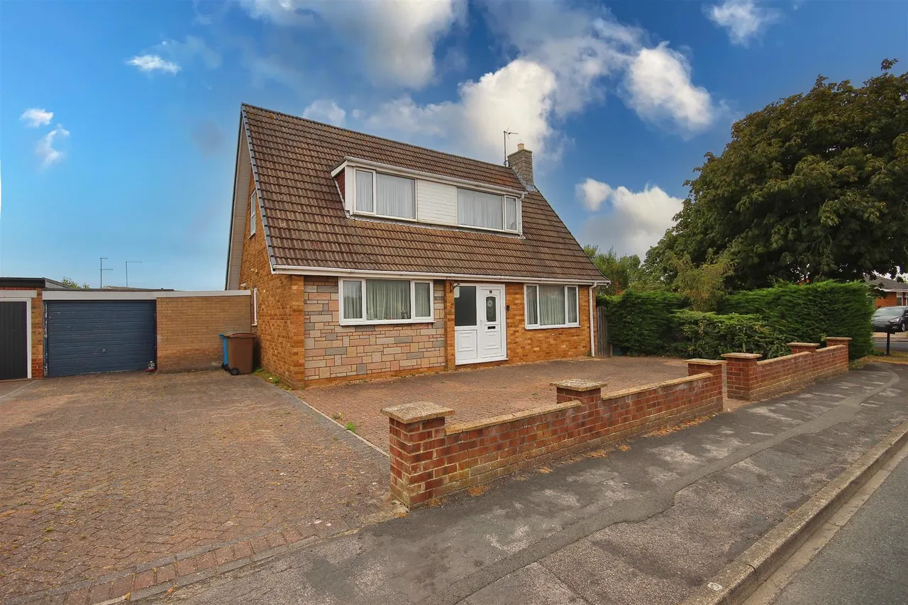 3 bed property for sale — Draycott Avenue, Hornsea