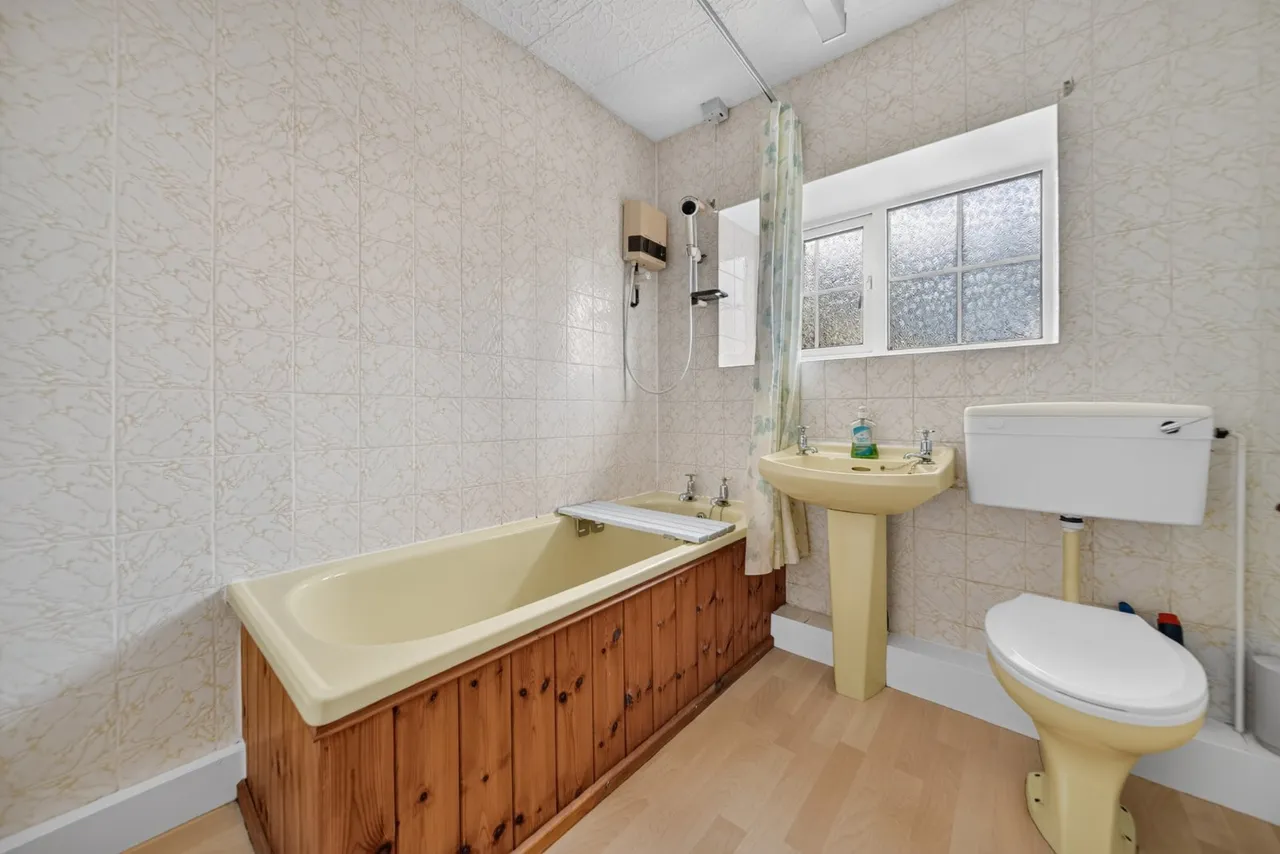 Gildersome Lane, Gildersome, LS27, photo 12